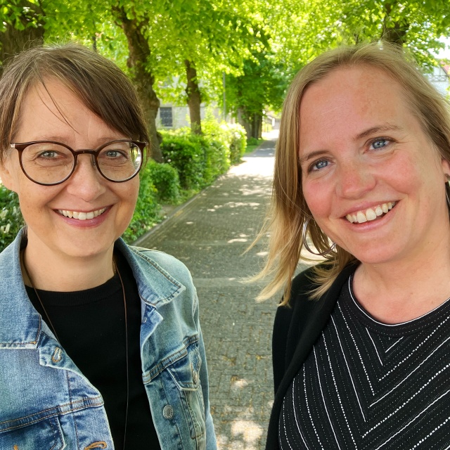 v.l. Barbara Dombrowski (Künstlerin) und Heike Sondermann-Salzig (Paderborner Kunsthistorikerin)