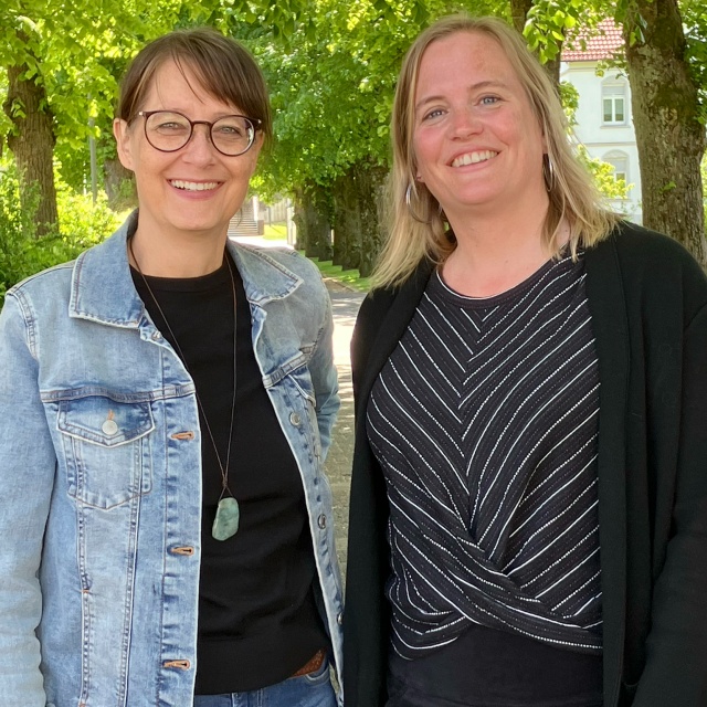 v.l. Barbara Dombrowski (Künstlerin) und Heike Sondermann-Salzig (Paderborner Kunsthistorikerin)