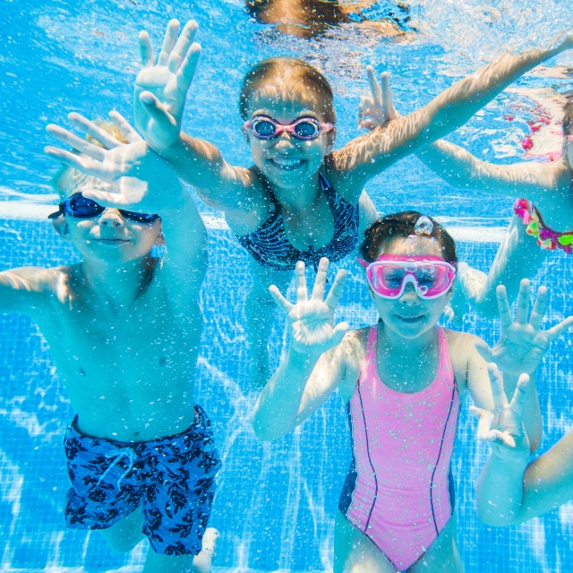 Kinder im Schwimmbad